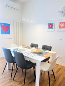 une salle à manger avec une table et des chaises blanches dans l'établissement A CA' DU BARBA ALE, à La Spezia