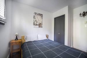 Ένα ή περισσότερα κρεβάτια σε δωμάτιο στο Le rocher - St-Adolphe