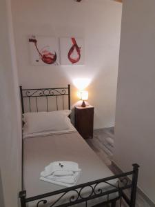 1 dormitorio con 1 cama con lámpara en una mesa en Madama Langa Country House con piscina nelle vigne en Montelupo Albese