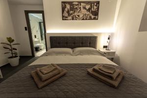 Ένα ή περισσότερα κρεβάτια σε δωμάτιο στο Frourio Lodge Α2