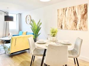 a dining room with a table and chairs at 2 Modern Double Bed Apartment for 6 Guests By Hofin Stays Short Lets & Serviced Accommodation in London