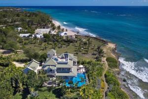 una vista aérea de una casa en la playa en Hectors House Blue Sky Luxury, en Christ Church 11 fotos más
