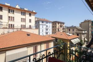 - un balcon offrant une vue sur les bâtiments dans l'établissement A CA' DU BARBA ALE, à La Spezia