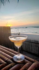 - un verre de martini sur la plage dans l'établissement Treasure Cove Apartment, à Carles