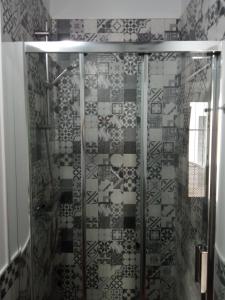 a bathroom with a shower with a glass door at Cero estrellas Cabildo in Sanlúcar de Barrameda