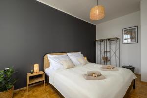 una camera da letto con un letto bianco con due asciugamani di LE Vacation 3-Room-Apartment 67qm, Küche, Netflix, Free-TV a Schkeuditz