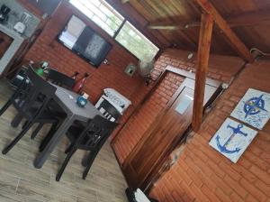 eine Aussicht über einen Tisch und Stühle in einer Hütte in der Unterkunft Cayo Ecovillage in Puerto Cayo