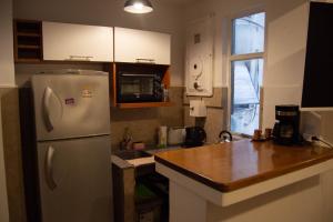 eine Küche mit einem Kühlschrank und einer Arbeitsplatte in der Unterkunft Acogedor Monoambiente en Palermo in Buenos Aires
