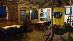 - un restaurant avec des tables et des chaises dans une salle dans l'établissement Jaisalmer Hotel Meotrips, à Jaisalmer