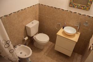 La salle de bains est pourvue de toilettes blanches et d'un lavabo. dans l'établissement Acogedor Monoambiente en Palermo, à Buenos Aires