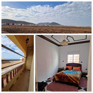 um quarto com uma cama e vista para o deserto em REPOS SURF HOUSE 2 em Sidi Ifni