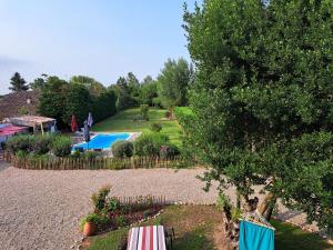 una vista aérea de un jardín con piscina en au milieu coule la Garonne 