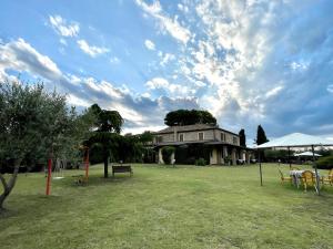 a large house with a park in front of it at Agriturismo Papaveri e Papere in Saludecio