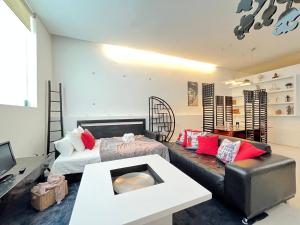 ein Wohnzimmer mit einem Sofa und einem TV in der Unterkunft Exclusivo Piso Madrid Mendizabal in Madrid