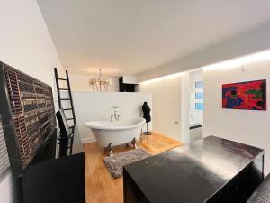uma casa de banho com uma banheira branca num quarto em Exclusivo Piso Madrid Mendizabal em Madri