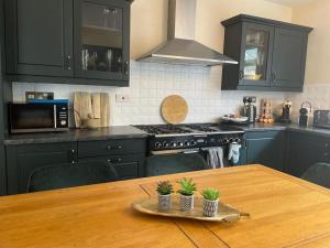 Kitchen o kitchenette sa The Regal at Penarth by MGroupSA