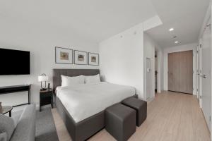 1 dormitorio con 1 cama grande y TV en Level Chicago - Fulton Market en Chicago