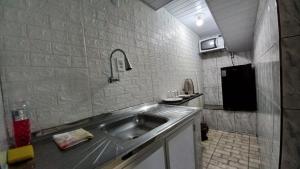 a small kitchen with a sink in a room at Suíte Aconchegante em Hospedaria no Centro in Ouro Preto