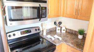 Sunnyside Palms - 2BR, Poolside, 5 min to Beach的厨房或小厨房