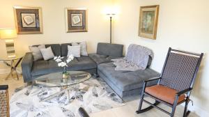 Sunnyside Palms - 2BR, Poolside, 5 min to Beach的休息区