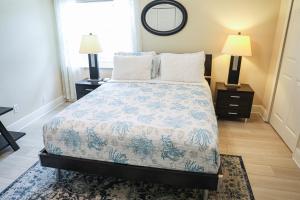 Sunnyside Palms - 2BR, Poolside, 5 min to Beach客房内的一张或多张床位