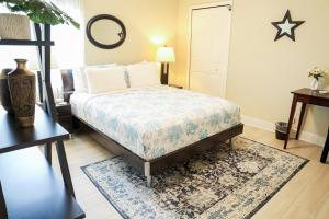 Sunnyside Palms - 2BR, Poolside, 5 min to Beach客房内的一张或多张床位