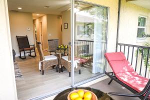 Balkón nebo terasa v ubytování Sunnyside Palms - 2BR, Poolside, 5 min to Beach