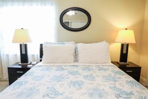Sunnyside Palms - 2BR, Poolside, 5 min to Beach客房内的一张或多张床位