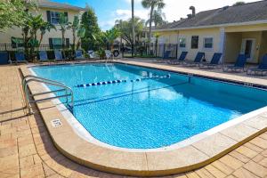 拉哥的住宿－Sunnyside Palms - 2BR, Poolside, 5 min to Beach，房屋前的大型游泳池