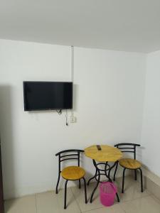 Televízia a/alebo spoločenská miestnosť v ubytovaní Good Luck Hostel