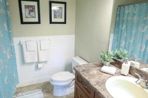 Sunnyside Palms - 2BR, Poolside, 5 min to Beach的一间浴室