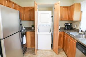 Sunnyside Palms - 2BR, Poolside, 5 min to Beach的厨房或小厨房