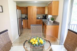 Sunnyside Palms - 2BR, Poolside, 5 min to Beach的厨房或小厨房