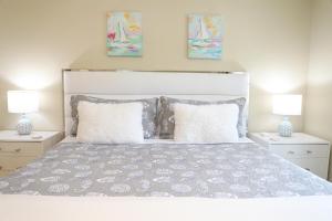 Sunnyside Palms - 2BR, Poolside, 5 min to Beach客房内的一张或多张床位