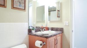 Sunnyside Palms - 2BR, Poolside, 5 min to Beach的一间浴室