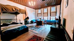 1 dormitorio con 1 cama y 1 sofá en una habitación en Otantik Hotel & Spa en Bursa