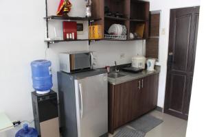 una pequeña cocina con nevera y microondas en Large New Studio Up to 6 Pax, en Cebú