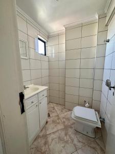 Bathroom sa Apartamento no Centro Foz do Iguaçu 130 mt