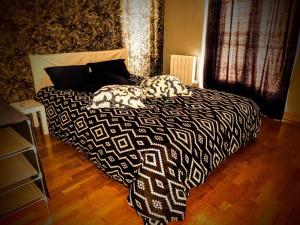 ein Schlafzimmer mit einem Bett mit zwei Kissen darauf in der Unterkunft Belle Paris in Le Raincy