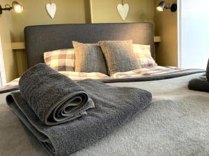 a bed with two towels on top of it at Ferienwohnung RelAction in Winterberg