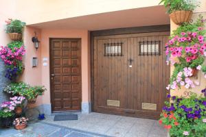 a wooden door with flowers on the side of a house at Casa Mia Apartment in Bellagio