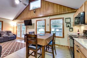 cocina y sala de estar con mesa y sillas en Multi-Level Bonneau Cabin Screened-In Game Room!, en Bonneau