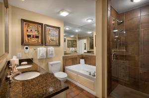 uma casa de banho com um WC, um lavatório e um chuveiro em North Beach Resort & Villas em Myrtle Beach