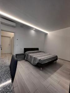 una camera con un letto nell'angolo di una stanza di RoomsCarli a Comacchio