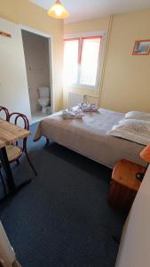 Ένα ή περισσότερα κρεβάτια σε δωμάτιο στο Hôtel Le Pommeil