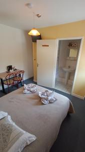 Ένα ή περισσότερα κρεβάτια σε δωμάτιο στο Hôtel Le Pommeil