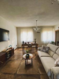 - un salon avec un canapé et une table dans l'établissement Villa Tadina, à Gualdo Tadino