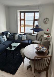 a living room with a blue couch and a table at Lejlighed i København Vesterbro- Dybbølsgade in Copenhagen