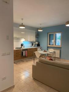 - une cuisine avec un canapé, une table et des chaises dans l'établissement Casa Vacanze 365 - blu, à Tortoreto Lido