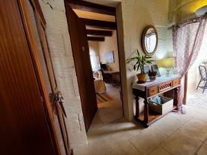 um corredor com um quarto com uma secretária e um espelho em Encanto Vegetarian Bed & Breakfast em Xaghra